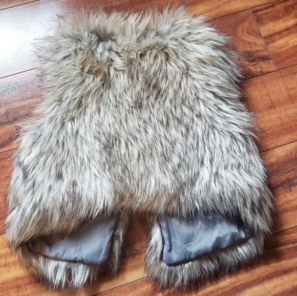 Faux fur 4t child's gray wolf vest SO SOFT & FUN Old Navy - Picture 4 of 7